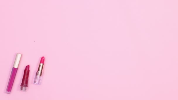 化妆唇膏出现在粉红的主题上 停止运动 — 图库视频影像
