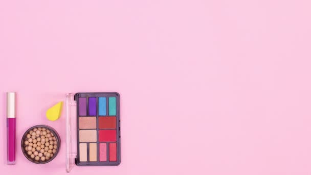 Maquillaje Productos Herramientas Aparecen Uno Por Uno Lado Izquierdo Del — Vídeos de Stock