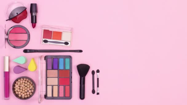 Maquillaje Productos Herramientas Mueven Uno Por Uno Lado Izquierdo Del — Vídeos de Stock