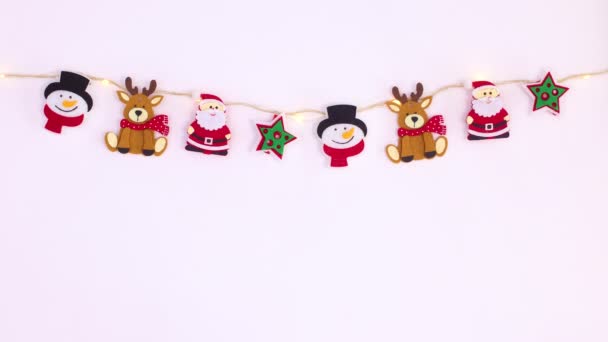 用吊挂的可爱圣诞装饰品把灯绑在绳子上 停止运动 — 图库视频影像