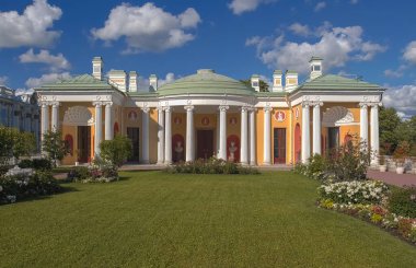 Güneşli bir yaz gününde hareketli odalar inşa etmek. Catherine Park. Tsarskoe Selo. Rusya