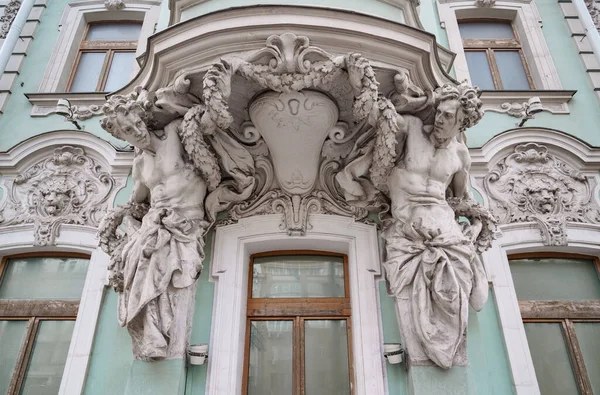 Atlantidei Che Reggono Balcone Uno Storico Edificio Barocco Mosca Russia Foto Stock Royalty Free