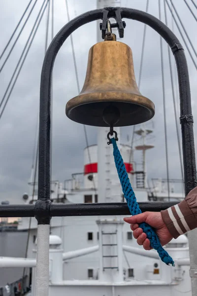 Campana Cobre Mano Hombre Barco Verano Día Nublado — Foto de Stock