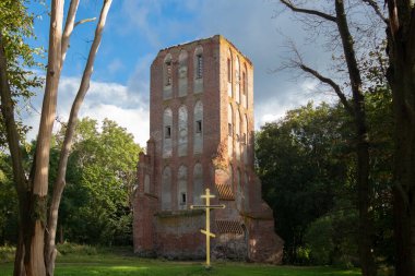 Güneşli bir yaz gününde kilise kulesinin kalıntıları. Brandenburg Meydanı