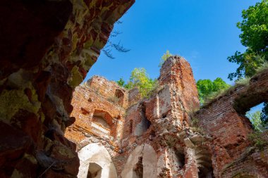 Harabe bir binanın yıkıntıları arasından gökyüzüne bak. Balga Kalesi. Rusya