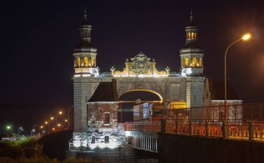 Yazın eski köprünün gece aydınlanması. Kraliçe Louise Briç. Sovetsk 'te. Rusya
