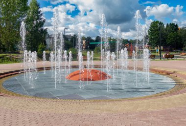 Yazın öğleden sonra açık havuz. Sovetsk 'te. Rusya