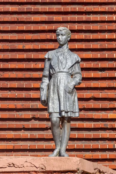 Скульптура Девушки Разведчицы Летний Полдень — стоковое фото