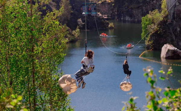 İnsanlar teleferiğe biniyor. Ruskeala. Rusya