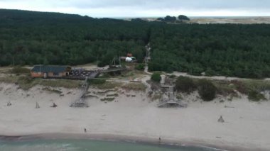 Yazın Curonian Tükürüğünün hava görüntüsü bulutlu bir günde gökyüzünde uçan bir İHA 'dan