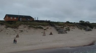 Yazın Curonian Tükürüğünün hava görüntüsü bulutlu bir günde gökyüzünde uçan bir İHA 'dan