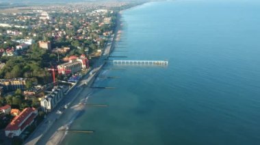 Güneş doğarken Zelenogradsk rıhtımının havadan görünüşü gökyüzünde uçan bir drondan görülüyor.