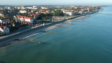 Güneş doğarken Zelenogradsk rıhtımının havadan görünüşü gökyüzünde uçan bir drondan görülüyor.