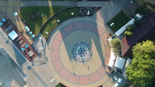 日の出時にゼレノグラスクの街の空中ビュー 空を飛ぶドローンから見た水の塔 — ストック動画