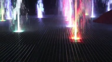 Gece renkli jet fıskiyesi