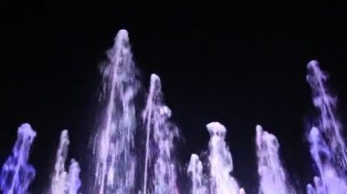 Gece renkli jet fıskiyesi