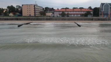 Zelenogradsk şehrinin yaz mevsiminde gökyüzünde uçan insansız hava aracından görülen bulutlu bir günde havadan görünüşü