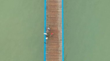 Yazın Zelenogradsk şehir rıhtımının gökyüzünde uçan insansız hava aracından havadan görünüşü