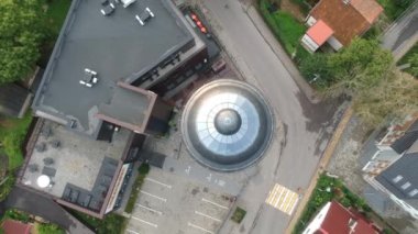 Yaz mevsiminde Zelenogradsk şehrinin su kulesinin hava manzarası. Şafak vakti bulutlu bir günde gökyüzünde uçan bir drondan görüldü.