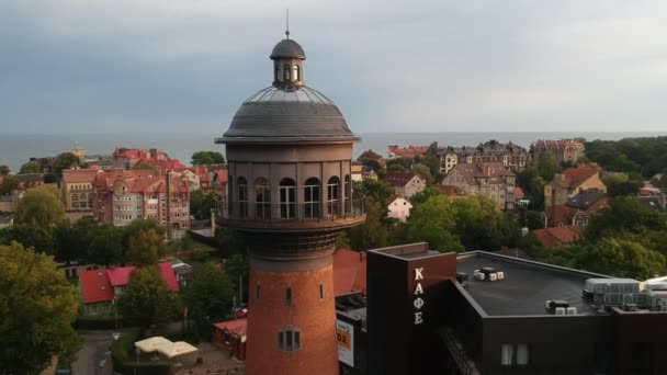 Vista Aérea Torre Água Cidade Zelenogradsk Verão Dia Nublado Amanhecer — Vídeo de Stock