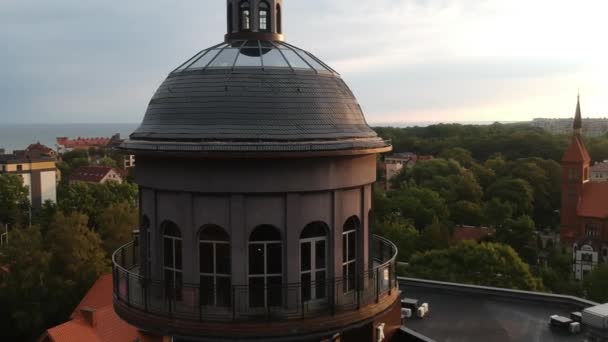 Yaz Mevsiminde Zelenogradsk Şehrinin Kulesinin Hava Manzarası Şafak Vakti Bulutlu — Stok video