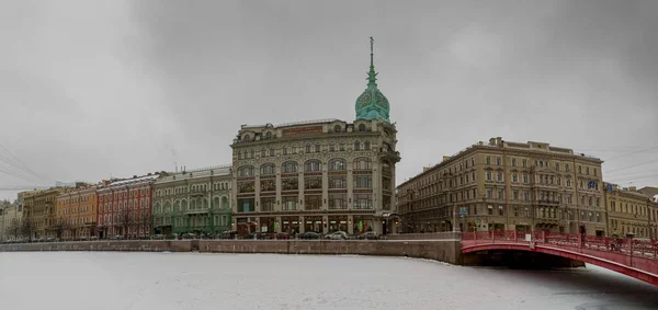 Centro Commerciale Sul Ponte Rosso Attraverso Fiume Neva San Pietroburgo — Foto Stock