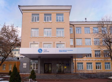 Güneşli bir günde iş bulma merkezinin ön cephesi