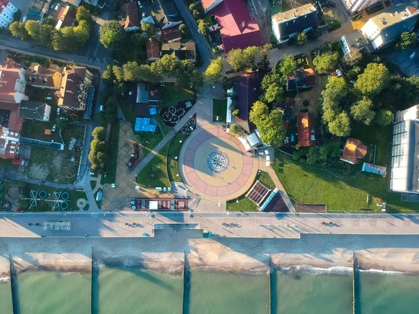Şehrin deniz manzaralı üst manzarası. Zelenogradsk. Rusya