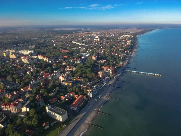 Şehrin deniz manzaralı üst manzarası. Zelenogradsk. Rusya