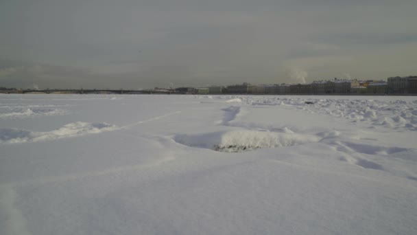 Сильные Морозы Санкт Петербурге Замерзшая Река Нева Днем — стоковое видео