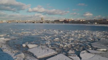 St. Petersburg 'da buz. Gün batımında donmuş Neva nehri. Aziz Isaac Katedrali