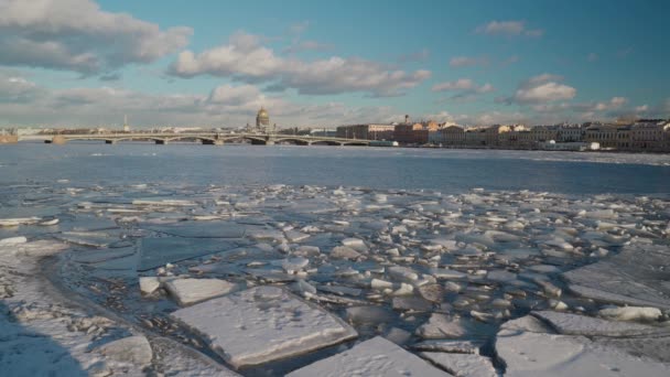 Petersburg Buz Gün Batımında Donmuş Neva Nehri Aziz Isaac Katedrali — Stok video
