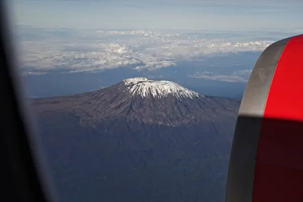 Uçaktan karlı dağın manzarası. Kilimanjaro Dağı