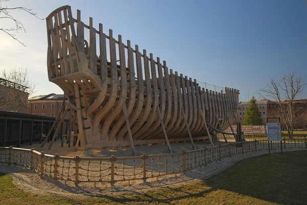 Scheletro Una Nave Legno Sulla Riva Della Città Una Giornata Immagine Stock