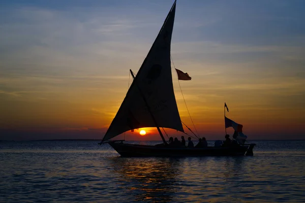 Barco Dhow Navegando Com Pessoas Contra Sol Poente Céu Nublado Imagens De Bancos De Imagens Sem Royalties
