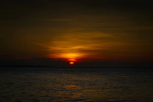 Puesta Sol Mar Con Sol Rojo Las Nubes Horizonte Zanzíbar — Foto de Stock