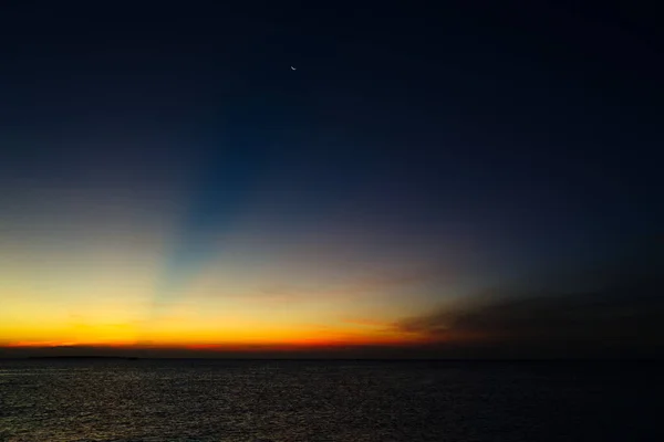 Puesta Sol Mar Con Luna Cielo Nublado Zanzíbar — Foto de Stock