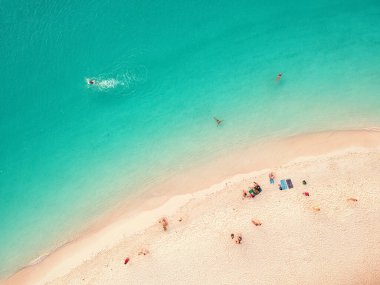 Arial, bir grup insanı sahilde bir su kütlesinin yanında görüyor. Kendwa. Zanzibar