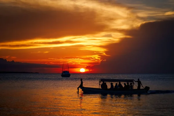 Motor Boat People Sea Backdrop Setting Sun — Stock Photo, Image