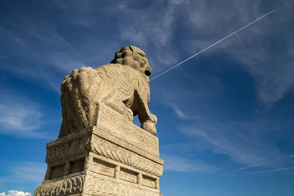 Низкий Угол Зрения Каменную Скульптуру Льва Против Голубого Неба Солнечный — стоковое фото