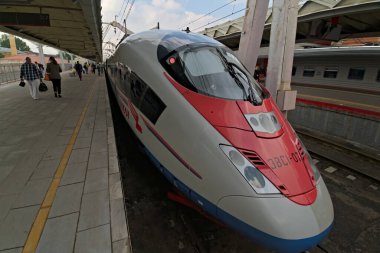 Tren istasyonundaki platformda yüksek hızlı tren.