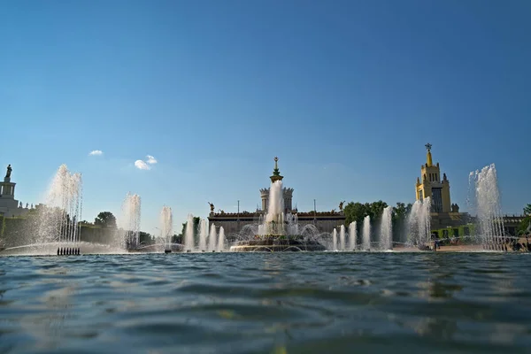 Jatos Água Fonte Dia Verão Claro Moscou Vdnkh Fonte Flor — Fotografia de Stock