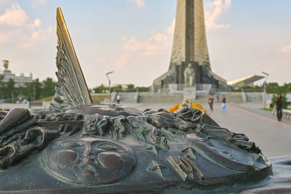 Relógio Sol Pôr Sol Contra Fundo Monumento Moscovo Rússia Alley — Fotografia de Stock