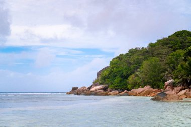 Bulutlu bir günde sahilde bir sürü büyük taş