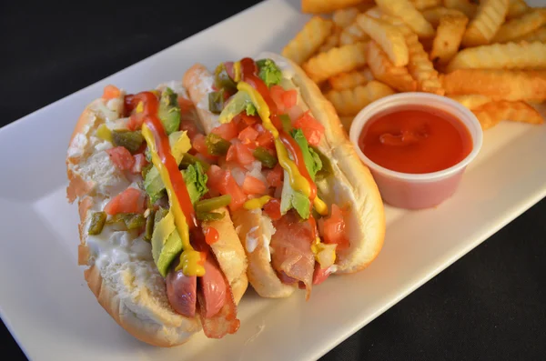 Hot dogi z boczkiem i frytki — Zdjęcie stockowe