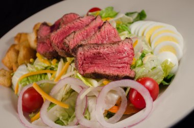 Sebzeli ızgara biftek salata