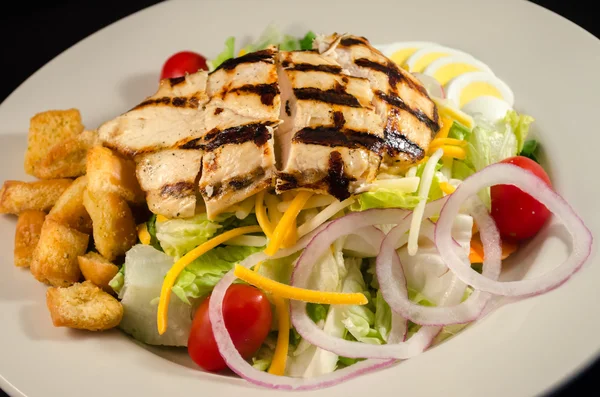 Salad with Grilled Chicken — Stock Photo, Image