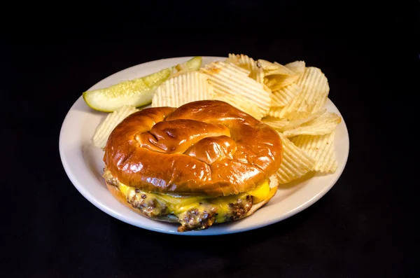 Hamburguer de pão do pretzel — Fotografia de Stock