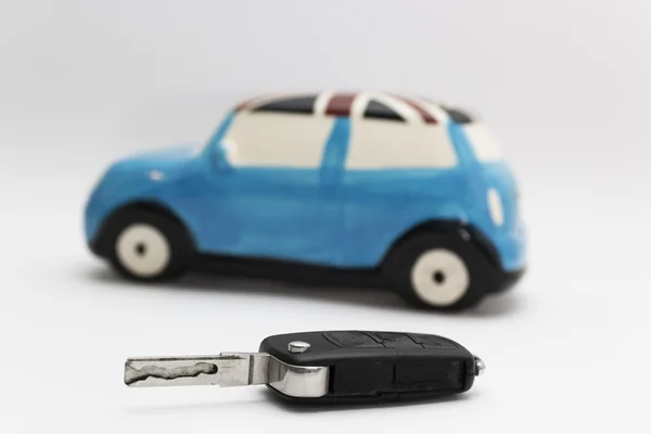 Araba anahtarı arka planda defocussed araba ile