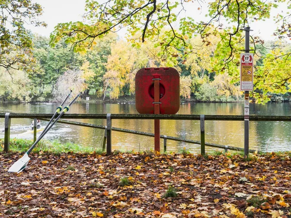 Hexham 'da sonbahar. Uyarı işaretleri, can yeleği ve kürekleri olan Tyne nehri..